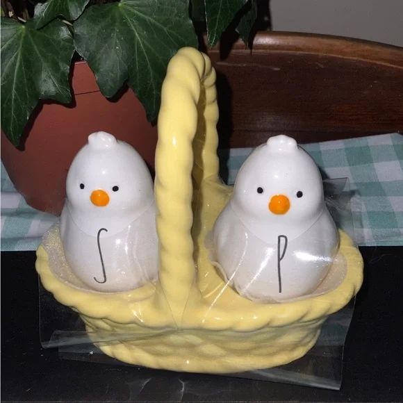 Rae Dunn Chicks in a Basket Salt & Pepper Shakers - Picture 5 of 6